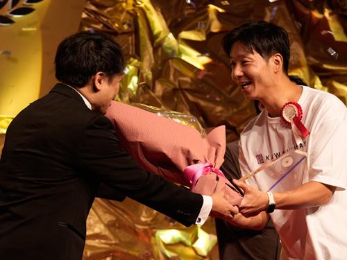 GMOぺパポの佐藤健太郎社長（写真左）から表彰を受けるかわしま屋の河島酉里代表